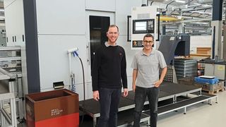 Von links: Werner Ryser (Bereichsleiter Technik SFS) und Tobias Schiessel (Projektleiter Technik SFS ) stehen in Heerbrugg vor der Rundtaktanlage MT-40-V von Sema Maschinenbau. Damit sichert sich SFS seinen Namen in der Automotiveindustrie als schlagkräftiger Zulieferer.  (Sema)