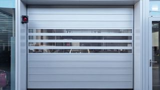Zuverlässig, funktional und auf die Anforderungen des täglichen Betriebs ausgerichtet: die neuen Essential-Line-Tore von Efaflex. (Bild: Efaflex)
