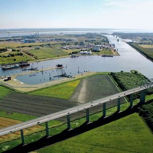 In Schleswig-Holstein produziert Covestro nicht nur MDIs, sondern ist zugleich Betreiber des Covestro Industrieparks Brunsbüttel. Mit einer Fläche von 4.200.000 m2 ist der Park am Schnittpunkt von Nord-Ostsee-Kanal und Elbe einer der europaweit größten Produktionsstandorte für die Schaumstoff-Komponenten und sichert die MDI-Versorgung für Kunden weltweit. (Bild:  Harbeck)