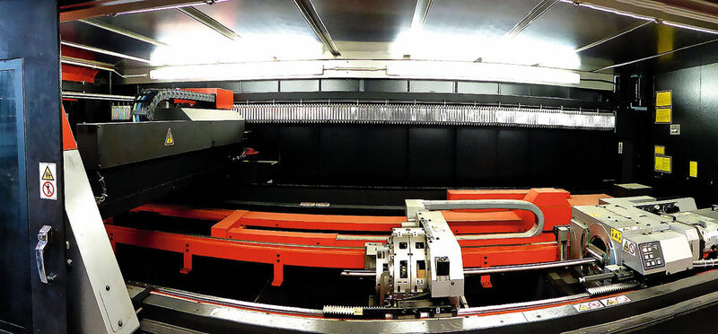 Im Inneren der Lasermaschine FO-3015 II NT RI ist deutlich die Rohrachse erkennbar. Mit dieser Zusatzausstattung ist es möglich, auch Rohre und Profile halb- oder vollautomatisch rundum zu bearbeiten. (Bild: Kuhn)