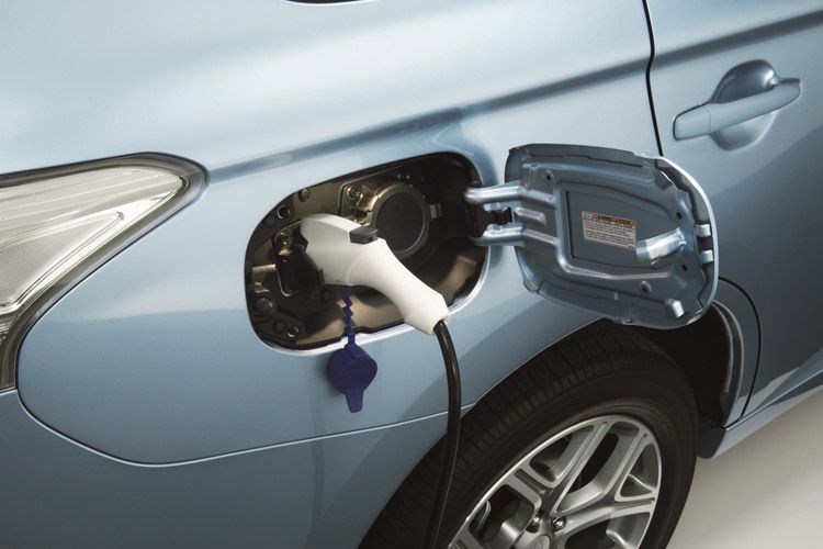 An den Schuko-Anschlüssen im Haushalt soll ein Ladevorgang fünf Stunden dauern, an Standard-Ladesäulen drei Stunden und an speziellen Schnellladesäulen wird eine 80-prozentige Füllung in 30 Minuten erreicht.  (Foto: Mitsubishi)