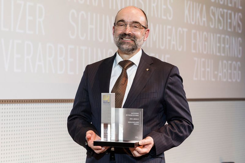Norbert Schuster, Technikvorstand Ziehl-Abegg, hat den Preis in der Kategorie Betriebstechnik für die Entwicklung des Radialventilator ZAvblue erhalten. (Bild: Stefan Bausewein/VBM)