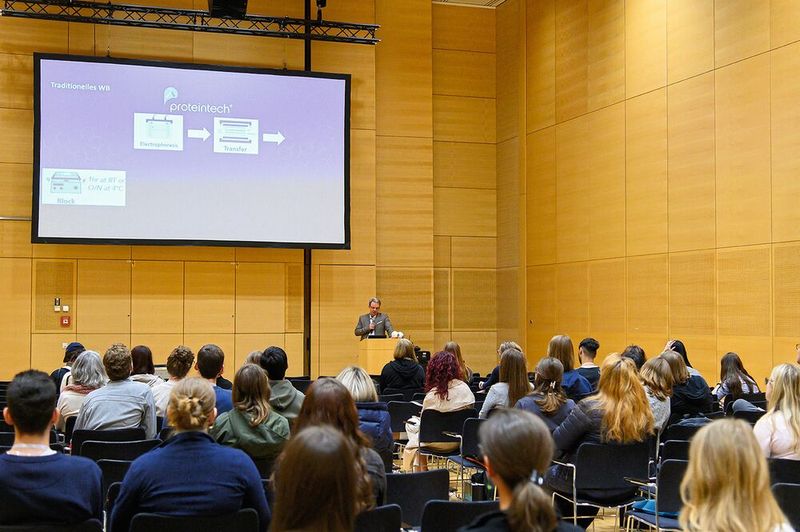 Fachvorträge! Dass die gut ankommen, zeigt sich hier im Bild, wo Rougé Herbert Lüloff von Proteintech das Auditorium über die Western-Blotting-Methode informiert.   Mehr Infos zu den kommenden LAB-SUPPLY-Messen finden Sie auf www.lab-supply.info (Bild: Stefan Stark)