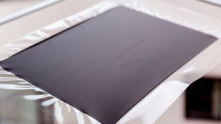 Die katalysatorbeschichtete Membran eines Elektrolyseurs. Fraunhofer will allein bei diesem Bauteil die Herstellkosten um 30 Prozent senken. (Fraunhofer ENAS)