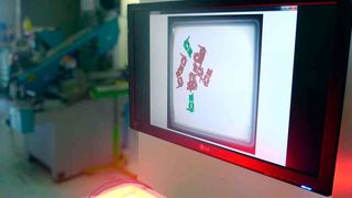 Komplexe Teile lassen sich mit einem Vibrationsfeeder effizient vereinzeln. Ein Vision-Sensor (oben)erkennt die Lage von Teilen und Agglomeraten und sorgt für eine entsprechende Ansteuerung des Feeders (unten). (Bild: Sensopart)