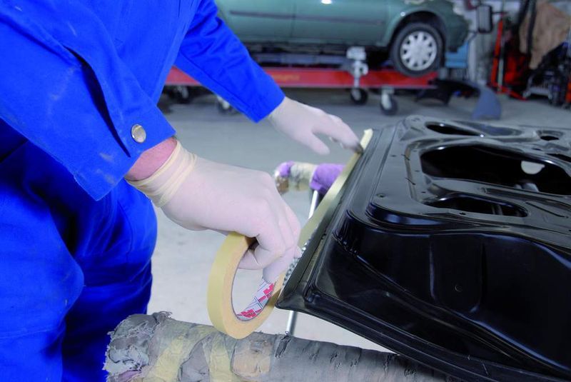 Die gründliche Vorbereitung erspa   rt dem Monteur im Nachhinein so man- chen Arbeitsgang — zum Beispiel d   as Entfernen überschüssiger Klebereste. (Archiv: Vogel Business Media)