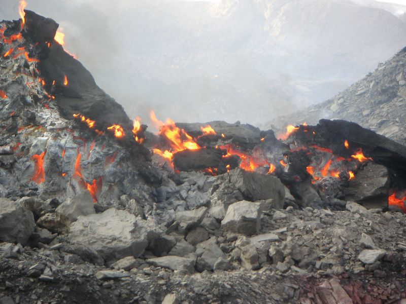 Kohlebrand einer Halde in China  (Quelle: Rueter, (2007), Wikimedia: http://commons.wikimedia.org/wiki/)