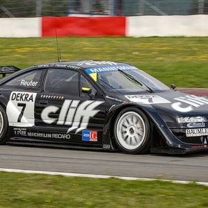 Diese Änderungen sollten mit der Saison 1993 in Kraft treten. Der Calibra mit Allradantrieb und einem V6-Saugmotor war für 1993 noch nicht fertiggestellt. Opel setzte ihn probeweise bei dem letzten Rennen der 1993er Saison in Hockenheim mit dem renommierten Joest-Team ein, das in Le Mans und Daytona bei den Gruppe-C-Sportwagen erfolgreich war. Die Fahrer waren zunächst der Le-Mans-Sieger Manuel Reuter und der Formel-1-Weltmeister Keke Rosberg.(Bild:  Opel Automobile GmbH)