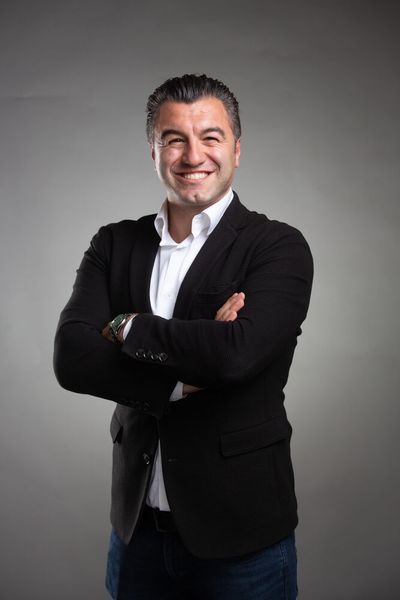 Erhan Oezmen, Vice President of Sales for Germany and Austria, SentinelOne: „Für SentinelOne bestehen die größten internen Herausforderungen vor allem darin, dass die inkonsistente Umsetzung von NIS2 in den EU-Mitgliedstaaten die Ausarbeitung einheitlicher interner Compliance-Prozesse erschwert.“ (Bild: Leopardi)