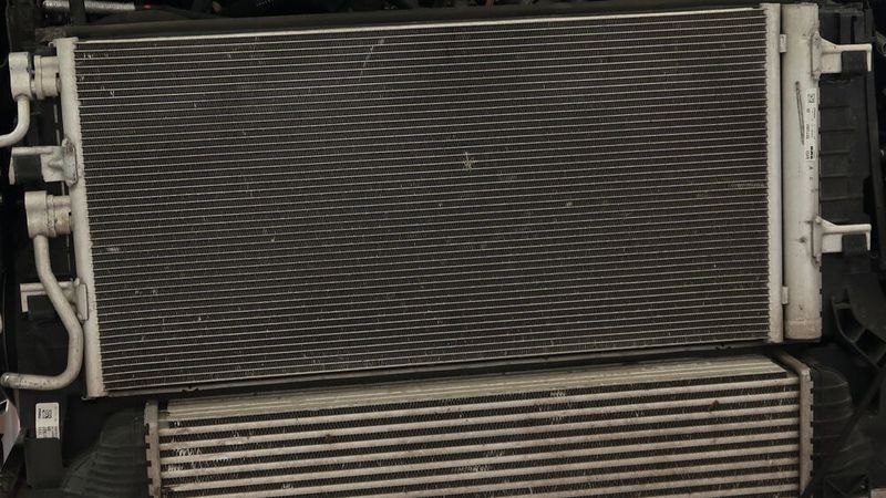 Früher war die Kondensatorerneuerung nur nach Unfall- oder heftigen Steinschlagschäden erforderlich. Moderne Kondensatoren hingegen korrodieren schnell.(Bild:  Diehl/»kfz-betrieb«)