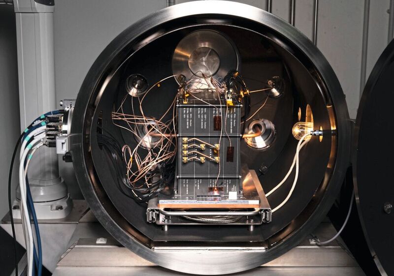 Der Probelauf: In einer Thermal-Vakuum-Kammer bereitete sich der FOBP unter simulierten Weltall-Bedingungen auf den realen Einsatz vor.