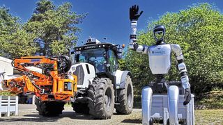 Einsatz auf dem Acker: Wie sich humanoide Systeme mit schweren landwirtschaftlichen Maschinen vernetzen lassen, wird in Ilmenau erprobt. (Bild: Fraunhofer IOSB)