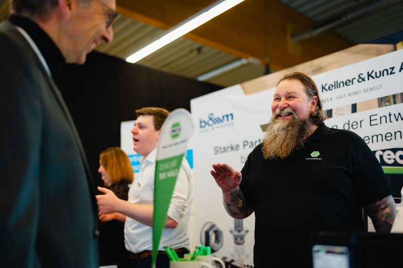 Gerade der fachliche Austausch unter den Schraubexperten ist das, was die Regionalmesse Schraubtec ausmacht. (Bild: tinografiert)