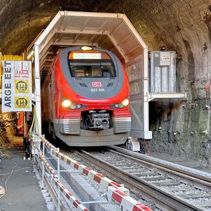 Tunnel-in-Tunnel-Konzept: Das Vortriebsportal schützt die Züge, während sie durch die Baustelle im Elleringhauser Tunnel fahren. (Bild:  ARGE EET)