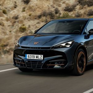 Das SUV-Coupé, positioniert in der Mittelklasse. Dass der Tavascan mit Skoda Enyaq und VW ID4 verwandt ist, sieht man ihm nicht an.(Bild:  Seat)