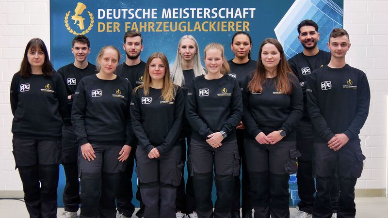 11 Lackiererinnen und Lackierer traten in diesem Jahr zur Deutschen Meisterschaft im Lackierhandwerk gegeneinander an.  (Bild: BFL)