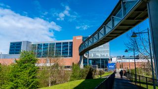 Intels "Gordon Moore Park" Campus in Hillsboro im US-Bundesstaat Oregon. Wie lokale Medien als Erste meldeten, plant das Unternehmen weitere umfangreiche Stellenkürzungen, speziell in den Bereichen Rechenzentren und KI. (Bild: Intel Corporation)