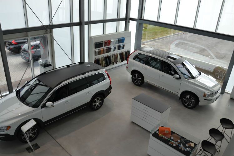 Beim Bodenbelag für den Ausstellungsbereich haben die Händler die Wahl  zwischen zwei verschiedenen Fliesen oder einem Betonboden. (Foto: Mauritz)