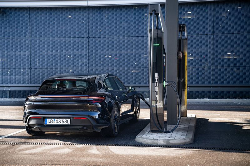 An DC-Säuulen sind statt 270 nun bis 320 kW an Ladeleistung möglich. (Bild: Porsche)