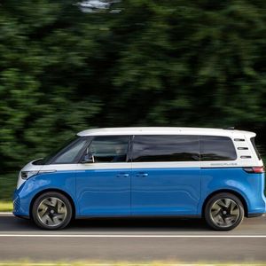 Die Basis für den alltagstauglichen Camper bildet der ID.Buzz Pro, wahlweise mit kurzem oder langem Radstand.(Bild:  VW)