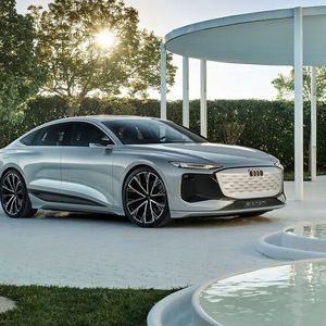 Der Audi A6 E-Tron concept ist ein 4,96 Meter langer Sportback, der mit der 100 Kilowattstundenbatterie mehr als 700 Kilometer weit kommt.(Bild:  Audi)