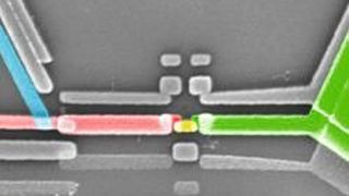 Ein Einzelelektronen-Transistor (hier in rot, gelb und grün dargestellt) leitet mehr Wärme als das Wiedemann-Franz-Gesetz, welches die Wärme- und elektrische Leitfähigkeit miteinander koppelt, vorhersagt.  (B. Dutta et al. Phys. Rev. Lett. 119, 077701 )