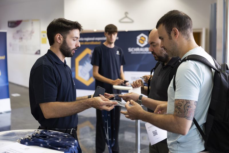 Kurzer Check-In zur Schraubtec in Barcelona. (Bild: Xavier Vila)