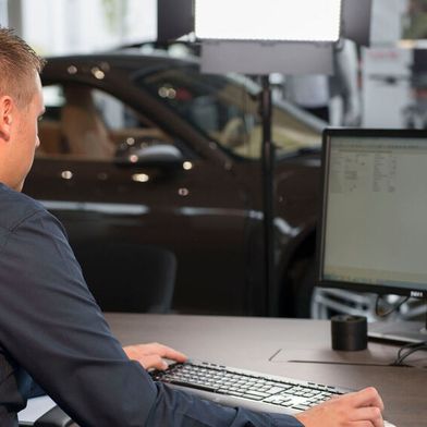 Mitarbeiter im Autohaus sollten wachsam und geschult sein: Betrüger treten mit gefälschten Identitäten auf, die auf den ersten Blick kaum als solche erkennbar sind. (Bild: ProMotor)
