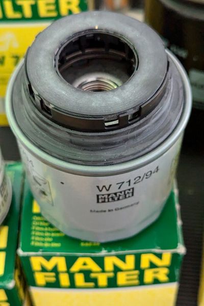 Neuer Trend bei Ölfilterpatronen: Statt klassischem Gewinde stellt nun ein Bajonett-Verschluss die Verbindung Filter-Modul/Motor her. Vorteil: immer leicht zu öffnen, kein Spezialwerkzeug notwendig. (Bild: Dominsky – VCG)