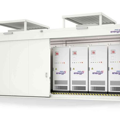 Mehr Energie. Mehr Sicherheit. Mehr Möglichkeiten: Im neuen "Plug & Play Power Safe" vereinen sich moderne Speichertechnik mit der Brandschutzkompetenz von Denios energy. (Bild: Denios)