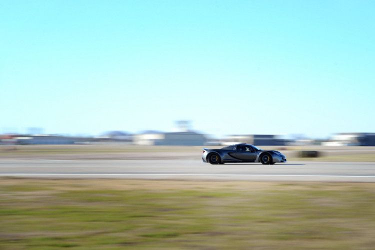 Der siebte produzierte Venom GT stellte den Rekord in den Händen von Guiness-World-Record-Prüfer Philip Robertson auf. Die Höchstgeschwindigkeit des Venom GT liegt übrigens bei ebenfalls beachtlichen rund 447 km/h. (Foto: Hennessey Performance)