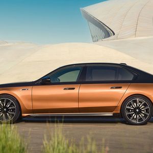 M-spezifische Designelemente sorgen für einen sportlichen Auftritt.(Bild:  Autoren-Union Mobilität/BMW)