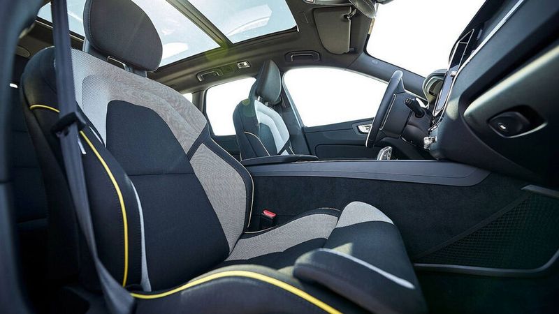 Bei Fußmatten und Sitzbezügen setzt der schwedische Hersteller ebenfalls auf PET-Flaschen und bereits gebrauchte Baumwollstoffe. (Volvo)
