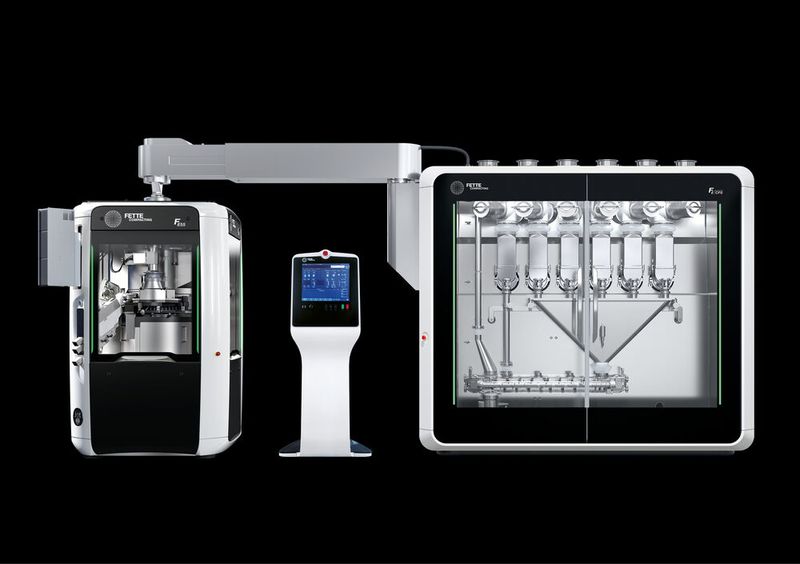  Abbildung 1: Kontinuierliche Direktverpressungsanlage bestehend aus dem kontinuierlichen Verarbeitungssystem FE CPS (rechts), einer Rundläufertablettenpresse FE55 (links) und einem zentralen HMI-Bedienterminal (Mitte). (Bild:  Fette Compacting)