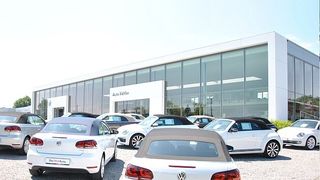 Die glänzende Fassade des neuen Autohauses ist mehr als nur einen Blick wert. (Foto: Kampfmann)