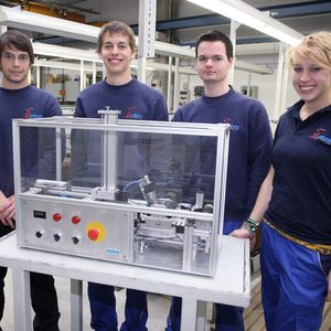 Aus- und Weiterbildung stärkt den Standort der Automatisierungsregion: Als stolze Sieger des diesjährigen Landeswettbewerbs „Jugend forscht – Schüler experimentieren“ im Bereich „Technik“ wurde das Team von Reis Robotics ausgezeichnet Bild: Reis Robotics