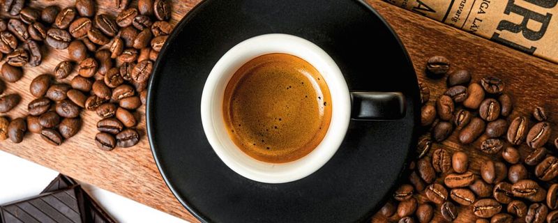 Koffein ist den meisten aus Kaffee bekannt, steckt aber auch in Schwarzem Tee und Schokolade. Was das Wachmachermolekül auszeichnet, verrät dieser Übersichtsartikel. (Symbolbild)(Bild:  frei lizenziert, Jonah Loffler / Unsplash)