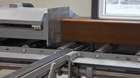 Die vollautomatische Sägeanlage sorgt nicht nur für eine starke Rationalisierung der Produktion, sondern auch für bessere Ergonomie und eine deutlich geringere Arbeitsbelastung im Vergleich zur Arbeit an einer manuellen Sägemaschine. (Bild: Meba)