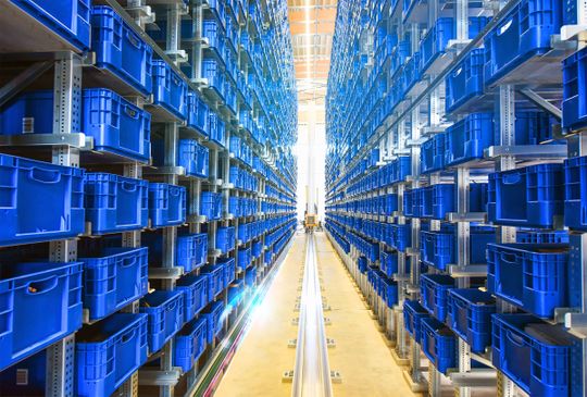 Das induktive Energieübertragungssystem CPS140 von Vahle versorgt fahrerlose Transportsysteme verschleißfrei und zuverlässig, ganz ohne mechanische Kontakte. Im Bild: Regalbediengerät bei Vahle in Kamen. (Bild:  Vahle)