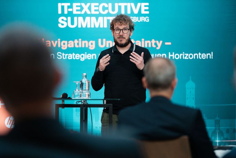 Den ersten Themenblock rund um Gesellschaft, Politik und (IT) Wirtschaft eröffnete Christoph Bornschein, Co-Founder von TLGG, mit seiner Keynote zum Thema »Pragma statt Dogma: Ansätze für den zielführenden Einsatz neuer Technologien«.  (Bild: Vogel IT-Medien)