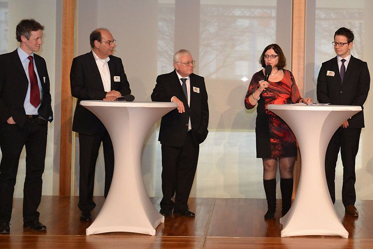 Teilnehmer der Podiumsdiskussion waren unter anderem (v. li.): Anselm Lotz (Inhaber einer freien Werkstatt in Berlin), Ernst Haack (ehemaliger Geschäftsführer Vogel Business Media), Volker Prüfer (ehemaliger Geschäftsführer DAT), Moderatorin Anita Friedel-Beitz und Mark Karpinski (Inhaber Auto Schmitt, Frankfurt).  (Foto: Michel)