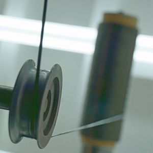 Umlenkrolle mit Carbonfaserstrang – ein Produktionssegment zur Fertigung leichter, energiesparender Hydraulikzylinder beim Hersteller im Einsatz.