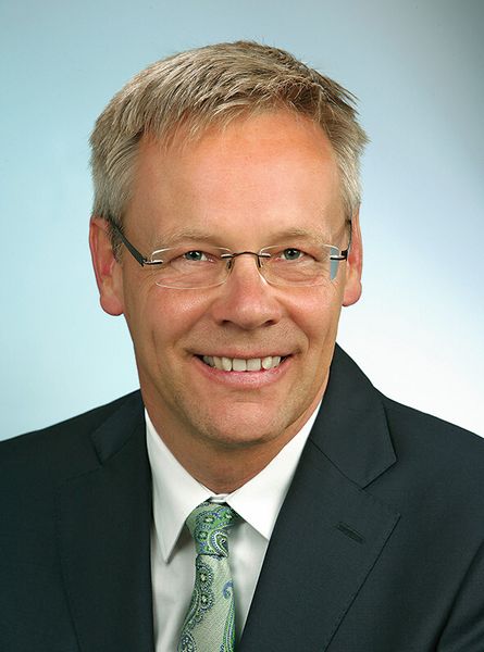 „Das Laserauftragsschweißen ist zehnmal so schnell wie das Laserschmelzen im Pulverbett”, sagt Friedemann Lell, Vertriebsleiter für die Lasermaschinen der DMG Mori Seiki AG. (Bild: DMG)