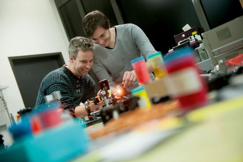 Bild 2: Daniel Althoff (r.) und Dr. Carsten Brenner im Labor an der RUB. (Rubin/Marion Nelle)