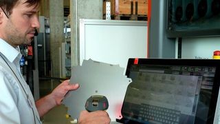 Die Abkantpresse Xcite 80 E ist eine elektrische Maschine, die preislich als Einstiegsmaschine gilt. Die Daten für ein Blechteil werden über QR-Code in die Maschine eingelesen. (Bild: Kuhn)