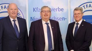 Sehen bei der Elektromobilität noch hohe Hürden; Joachim Czychy, Karl-Heinz Bley und Christian Metje. (Bild: 
Zietz – »kfz-betrieb«
)