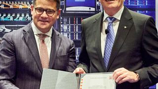 Stellvertretend für das Land Hessen verlieh Boris Rhein, Minister für Wissenschaft und Kunst Hessen (links), Dr. Friedhelm Loh wegen seiner Verdienste um Wissenschaft und Kunst den Ehrentitel Professor.  (Rittal)