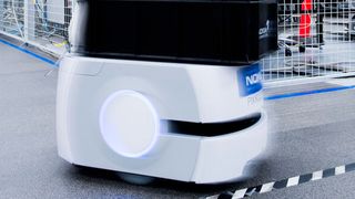 Seit die Roboter im Nokia-Werk in Oulu via LTE verbunden sind, ist die Effektivität der Material-Logistikprozesse um 30 Prozent gestiegen. (Bild: Petri Kekkonen/Nokia)