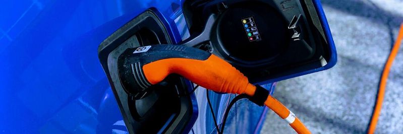 Unterschiedliche Temperaturen und Drücke während des Betriebs und der Ladevorgänge von Elektrofahrzeugen stellen eine besondere Beanspruchung für Schraubverbindungen dar. (Bild:  frei lizenziert / Unsplash)