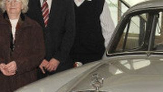 Restauriertes Schmuckstück: Ruth Laag und ihr Sohn Eberhardt Laag (re.) spendeten einen Mercedes 190, der vom Team der Kfz-Innung Berlin um Geschäftsführer Dieter Rau restauriert wurde. (Foto: Zietz)